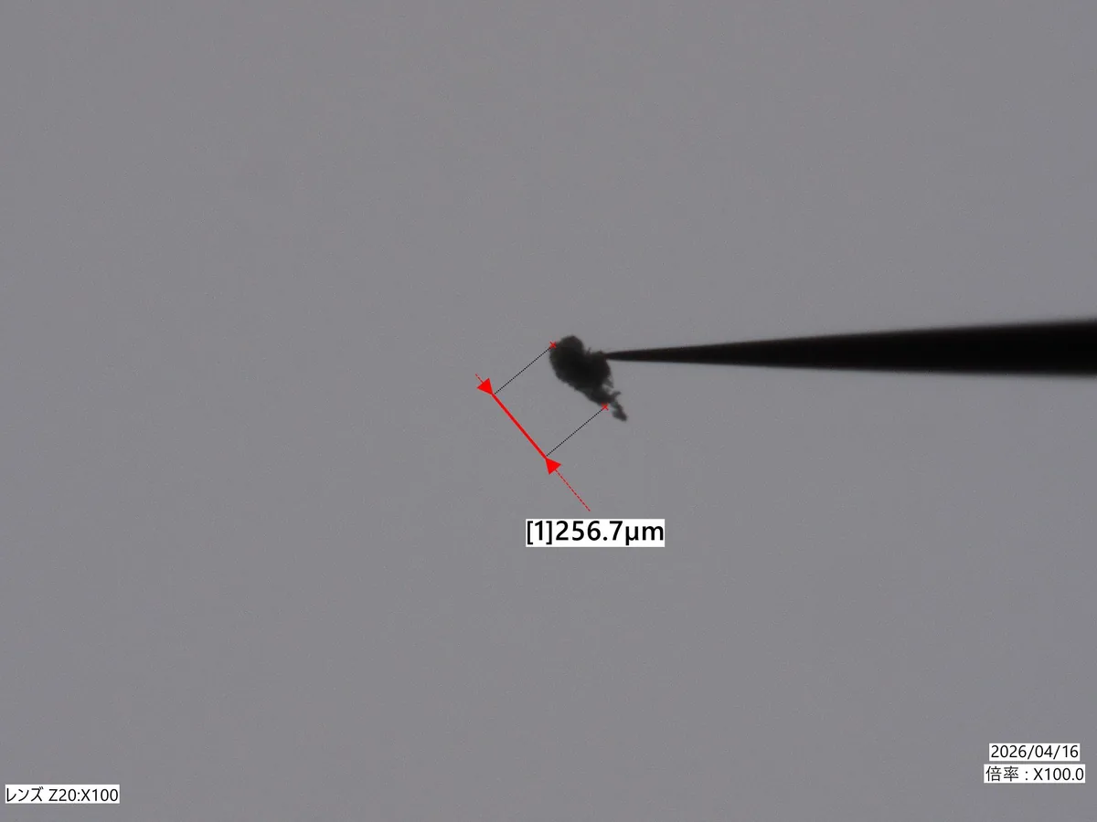 256.7µmの微小異物をプローブで採取した顕微鏡写真