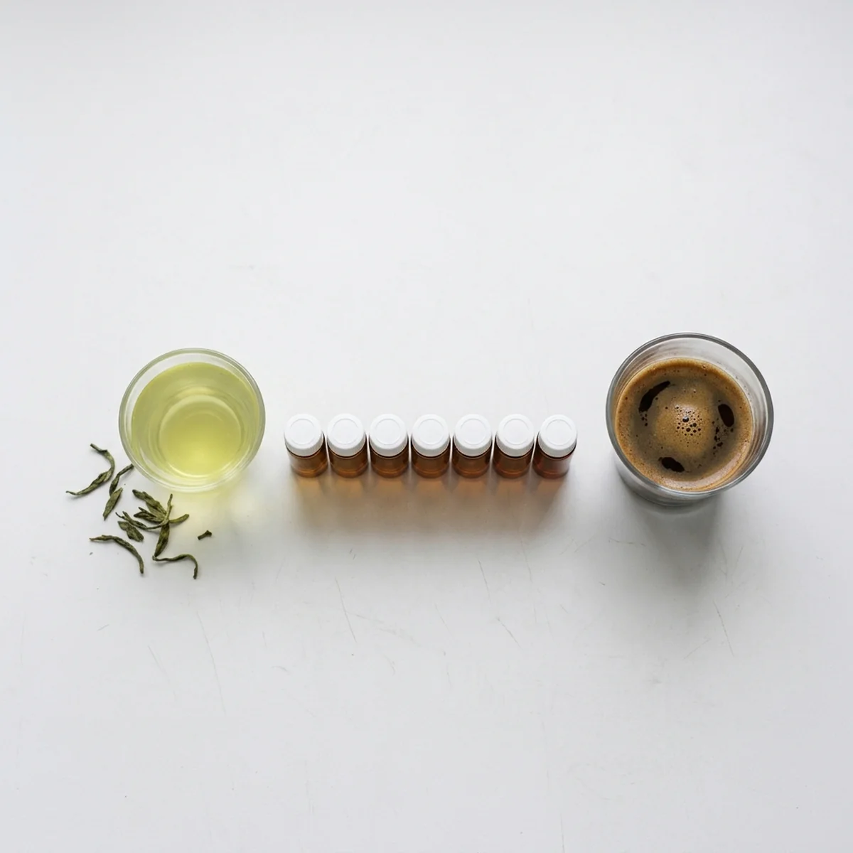 カフェイン分析（緑茶とコーヒーのHPLCサンプルバイアル）