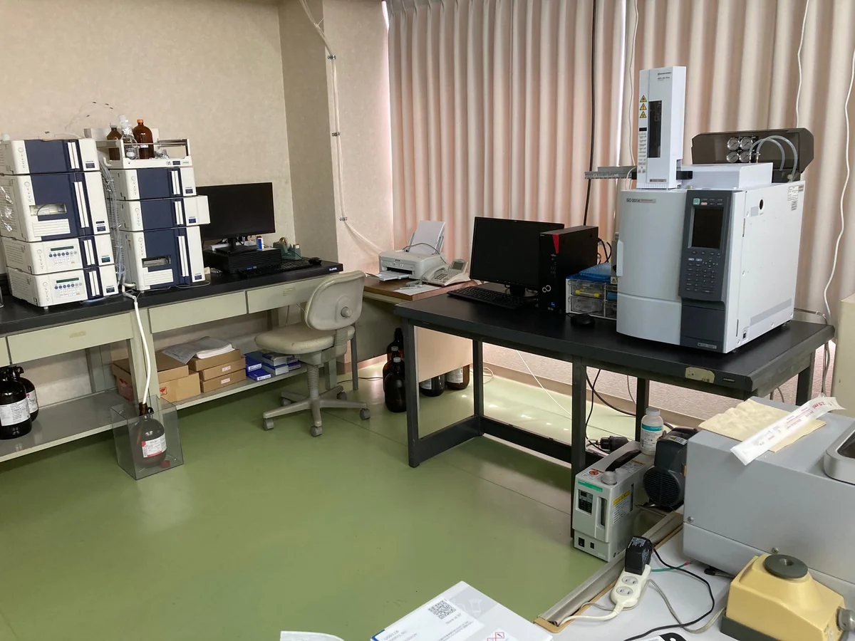 液体クロマトグラフとガスクロマトグラフを設置した機器室